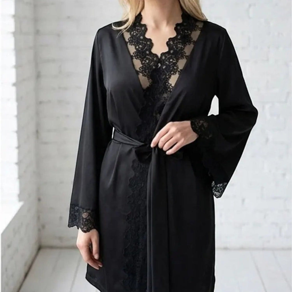 Kimono Satin Noir Femme Dentelle Manches Longues | Le Monde du Peignoir